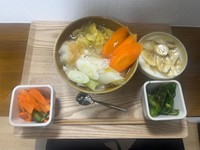 メインにうどん。人参や大根おろし、ネギもたっぷり（toco_tanさんThreadsより）