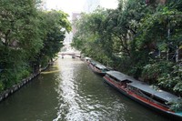 バンコクを東西に流れるセーンセープ運河にとまる船