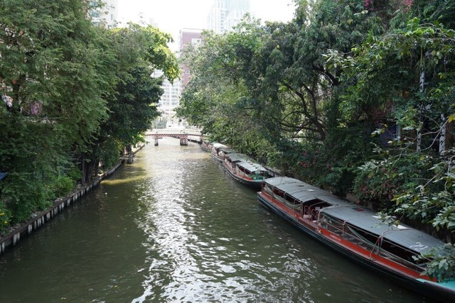 バンコクを東西に流れるセーンセープ運河にとまる船