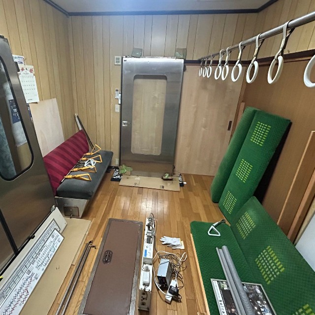 1/1の実物大スケールで部屋に電車の車内を再現するのが目標（ちばいなさん提供）