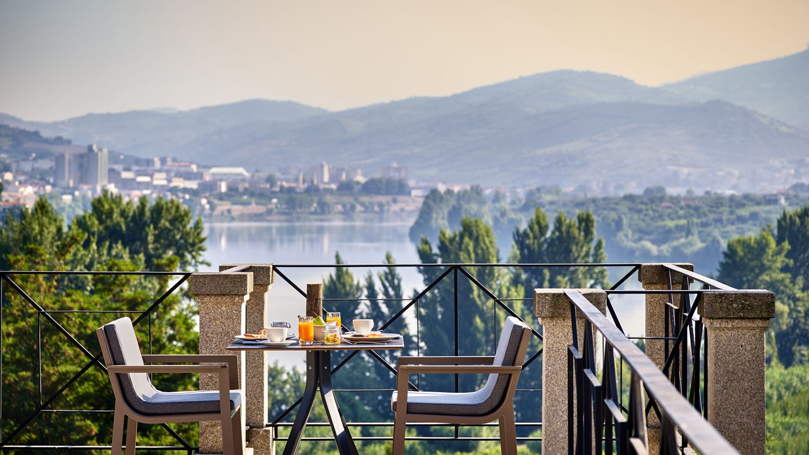 ブドウ畑に囲まれた「Six Senses Douro Valley」で過ごす、<br>ポルトガルらしい穏やかな休日