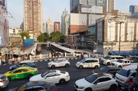 バンコク中心部は交通量が多い。運河を渡る船は渋滞からは逃れられ、スムーズに移動できる手段だ