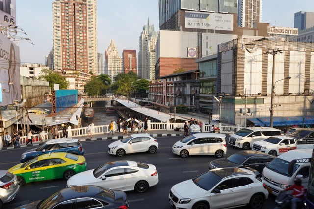 バンコク中心部は交通量が多い。運河を渡る船は渋滞からは逃れられ、スムーズに移動できる手段だ
