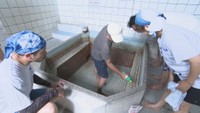 昔ながらの銭湯のタイルの目地をピカピカにする「県境なき目地団」
