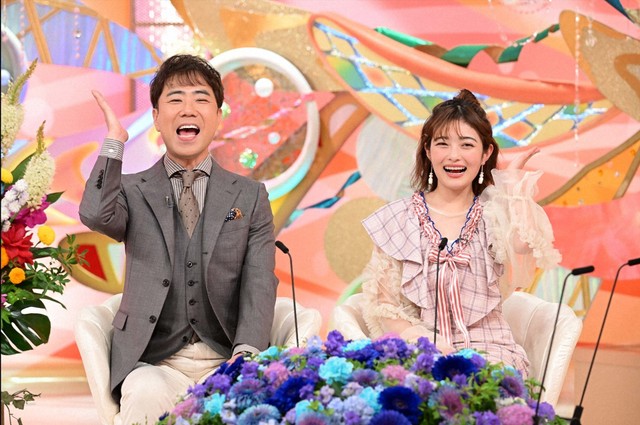 MCの藤井隆と井上咲楽＝「新婚さんいらっしゃい！」ⓒABCテレビ