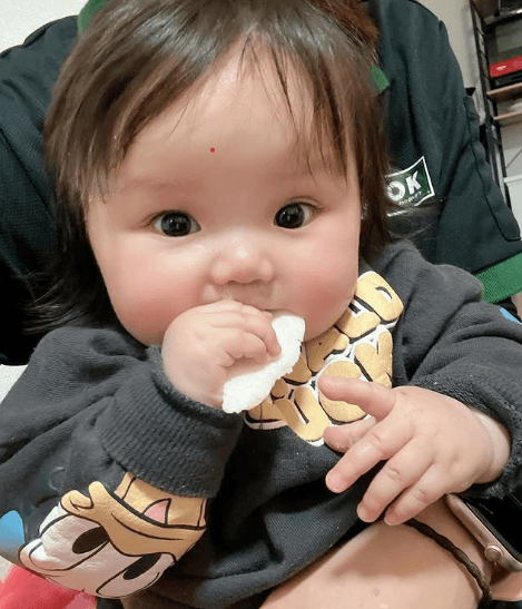 8カ月頃の娘さん／haruさん（@hrk_24567k）提供