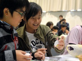 伝説の「追い出し猫」　復興願い、 被災地の子どもたちが絵付け