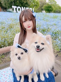 愛犬と写真に収まるすみれおじさん