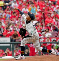 マツダスタジアムで始球式を行った廣瀬蓮君＝2016年9月25日撮影
