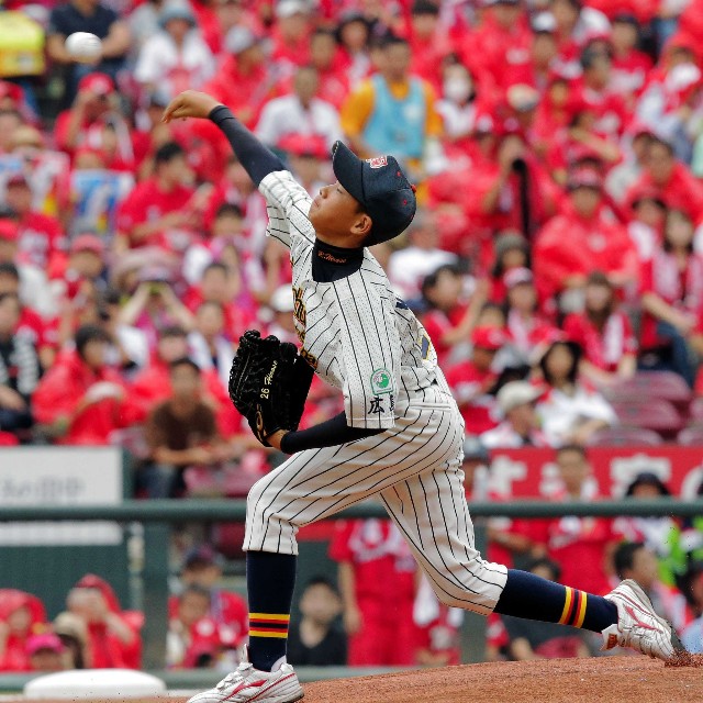 マツダスタジアムで始球式を行った廣瀬蓮君＝2016年9月25日撮影