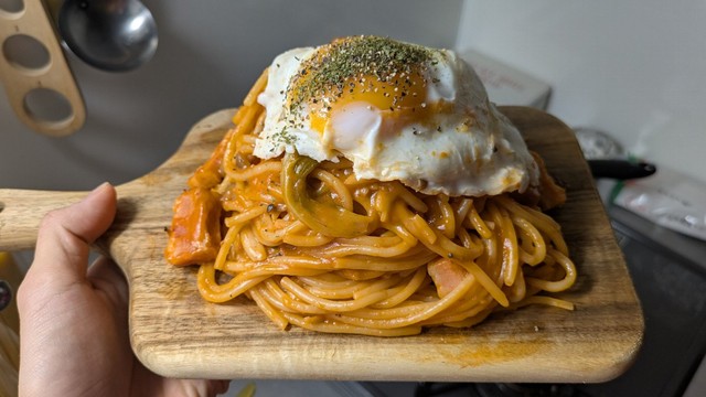 ひとり暮らし128日目、店レベルに上達したナポリタン＝「T」さんのX（@tgnejp）より