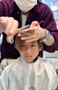 前髪をカットし、全体のバランスを見ながら形を整える様子／横井拓徹さん（@yokkoi_beautician）提供