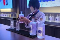 スタッフの方が丁寧にカクテルを作ってくれます。 ※筆者撮影