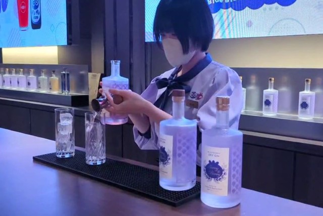 スタッフの方が丁寧にカクテルを作ってくれます。 ※筆者撮影