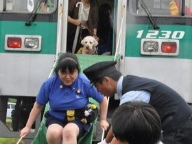 盲導犬もいっしょに電車から脱出！　ＪＲ四国が訓練