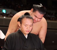 豊昇龍（奥）からねぎらわれる湊川親方＝2025年10月撮影