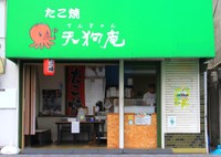 平日でもひっきりなしにお客さんが訪れます。