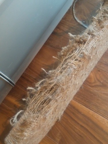 お見苦しくて恐縮ですが、我が家の爪とぎです。こうなってきたら、こまめにハサミでカット。もうそろそろ取り換えどきです。