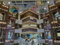 休みの日に出かけた水原市（スウォン）のショッピングモール「スターフィールド」にある「ピョルマダン図書館」。ソウルから地下鉄で約1時間、片道なんと2000ウォン（約200円）！