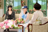 28日放送の「徹子の部屋」に出演する冨士眞奈美（中央）と岩崎リズ。右端は司会の黒柳徹子＝テレビ朝日提供