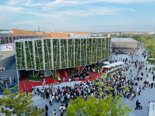 セルビア共和国のパビリオン。壁面を覆うように植物が植えられていた（大阪市此花区・夢洲）＝ＭＩＲＡＩ提供