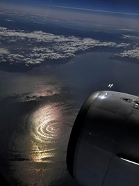 飛行機の窓から見えた巨大な“渦”のような光景／門田愛さん（kadotaai_nigaoe.ai.house）提供