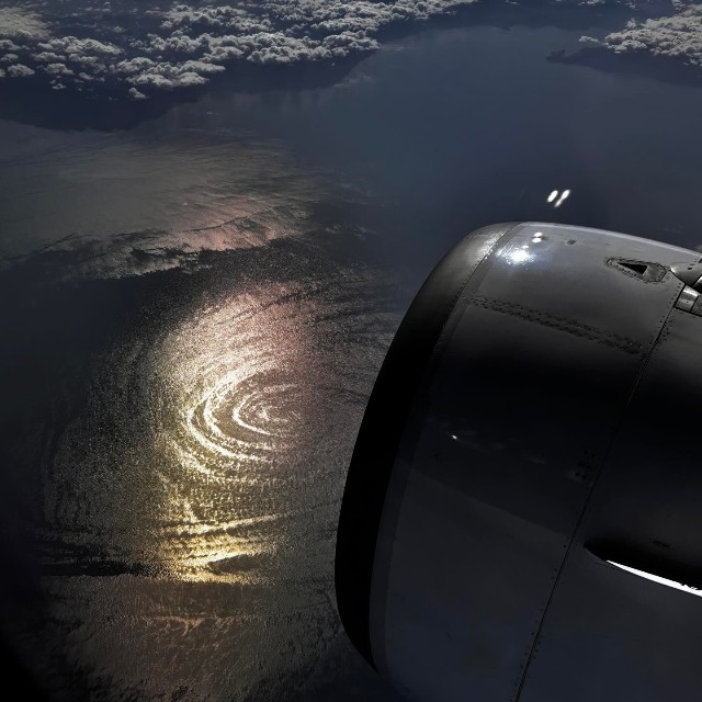 飛行機の窓から見えた巨大な“渦”のような光景／門田愛さん（kadotaai_nigaoe.ai.house）提供