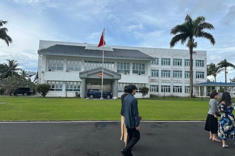 フィジーの首都スバにある中国大使館。中心地から少し離れた海沿いにある