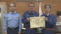 感謝状を贈呈された矢掛町消防団の髙木幹夫団長・中本邦彦団員