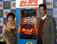 山下真司（右）と主題歌を熱唱した麻倉未稀＝2009年