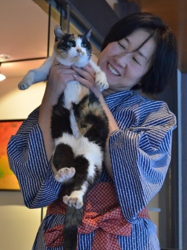 宿泊客に抱かれる「ロブ」