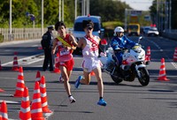 力走する城西大・小林（左）と中大・本間（代表撮影）＝2026年1月2日撮影