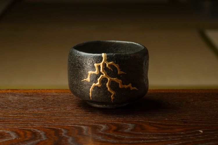 末崎広樹さんの金継ぎ作品=2025年7月、京都市内