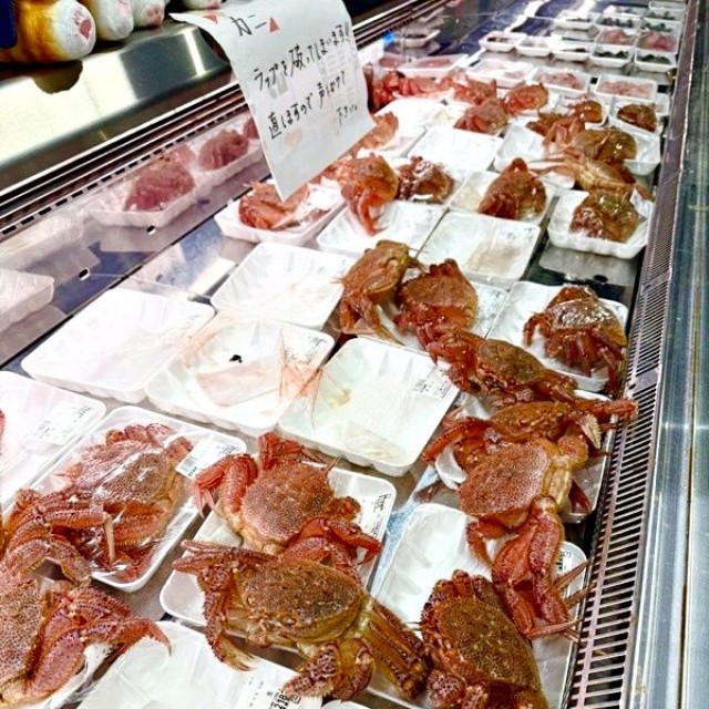 店主が出勤すると脱出していた毛ガニ（画像提供：荒木鮮魚店 あらきゆうき 【あらっきー】さん）