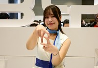 ハンドサインで作る「B」がキュートなBYDのコンパニオン