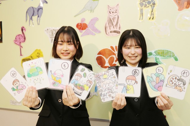 「食育カルタ」の絵札を手にする吉川さん（左）と吉梅さん