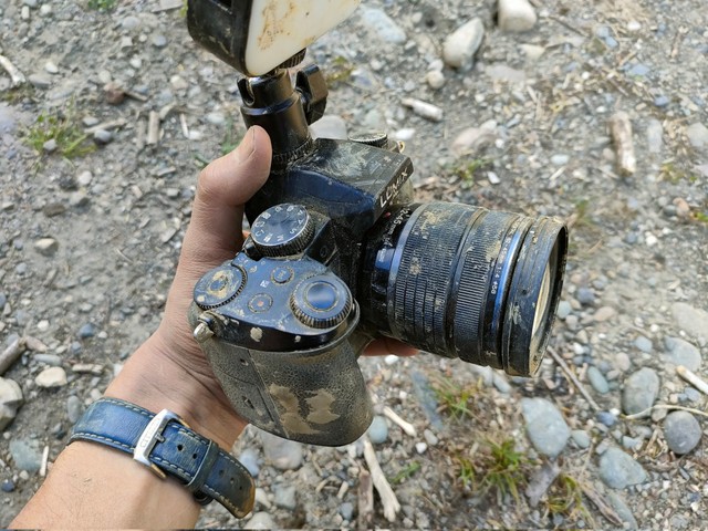 泥まみれになったカメラ「LUMIX G8」は泥だらけになっても故障知らず　うごめ紀さんのX（@UgomekiMushi）より＝1月4日投稿