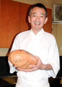 都内で寿司店を営む宮田恭男さん2019年