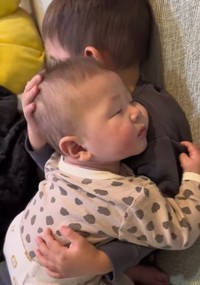 ヨシヨシする手が優しすぎる♡（提供：＠_momoka_igさん）

