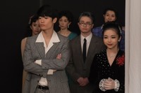 スズ子（趣里）は舞台袖からアユミが歌うのを見守る　(C)NHK