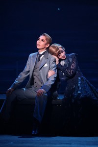 「愛するには短すぎる」桜木みなと（左）、春乃さくら＝博多座