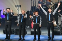 ステージを終えファンに手を振るザ・ワイルドワンズ＝2023年