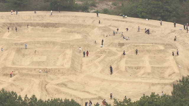 輪郭くっきり　銭形砂絵「寛永通宝」の砂ざらえ　地元住民らが参加　香川・観音寺