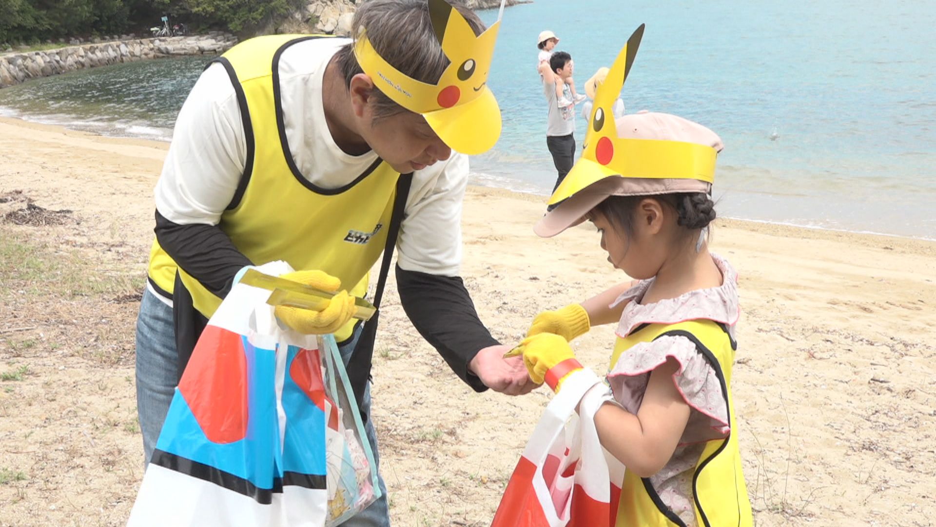 砂浜で子どもたちがピカチュウと一緒にゴミ拾い 香川・坂出市 | KSB