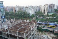 人口が年々増加するダッカでは、建設ラッシュも続いている=2024年5月5日、ダッカ市内、荒ちひろ撮影