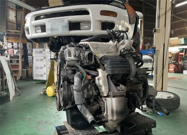 下ろされたエンジン。これから分解して整備する（秋田県能代市）