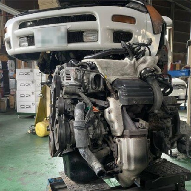 下ろされたエンジン。これから分解して整備する（秋田県能代市）