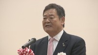 あいさつする佐伯市長