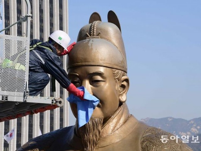 ソウル・光化門の世宗大王と李舜臣将軍「そろそろ洗顔しないと