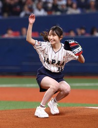 侍ジャパン強化試合で始球式を務める乃木坂46・黒見明香＝2025年3月